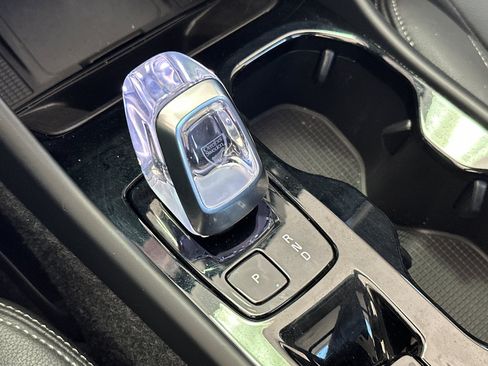 Certified 2025 Volvo XC40 B5 Plus AWD/4WD image 25