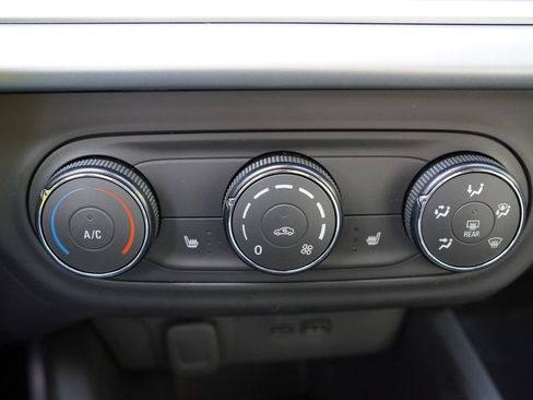 Certified 2025 Chevrolet Trax RS w/ Sunroof Package image 24