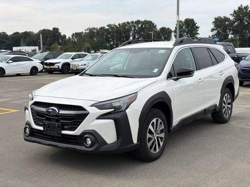 Used 2025 Subaru Outback Premium AWD/4WD image 3