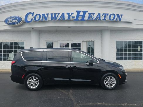 Used 2025 Chrysler Pacifica Select FWD image 1