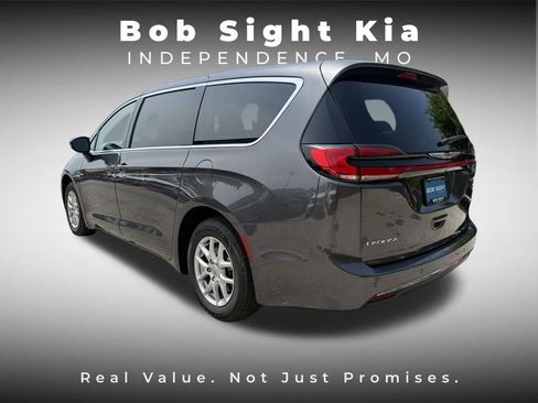 Used 2023 Chrysler Pacifica Touring-L FWD image 13