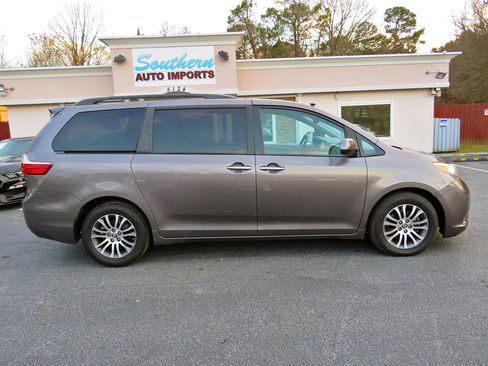 Used 2015 Toyota Sienna XLE Premium image 6