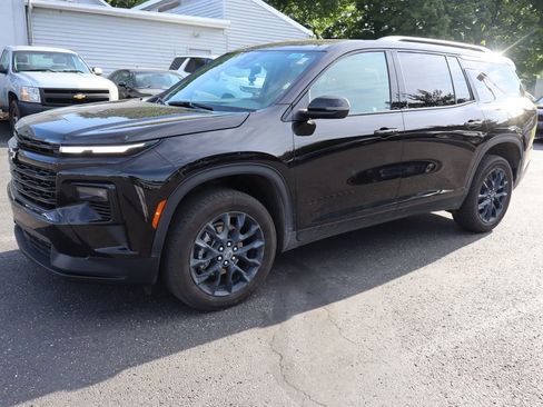 Used 2025 Chevrolet Traverse LT w/ Midnight/Sport Edition AWD/4WD image 2