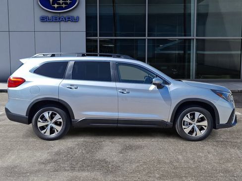 Used 2025 Subaru Ascent Premium image 8