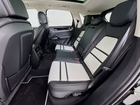 Certified 2026 Porsche Cayenne Turbo AWD/4WD image 24