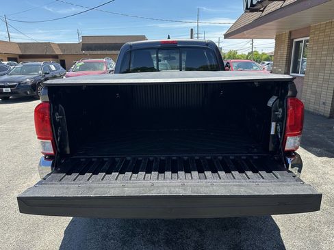 Used 2017 Toyota Tacoma SR5 w/ Tow Package AWD/4WD image 8