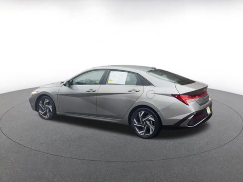 Used 2025 Hyundai Elantra Limited image 10