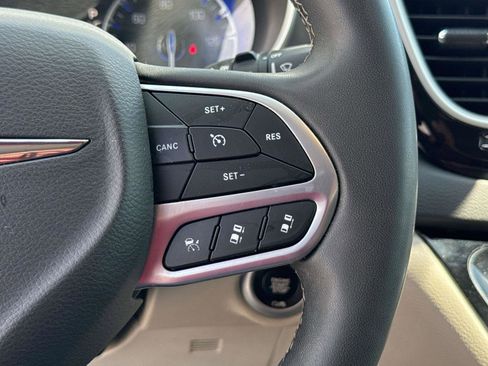 Used 2023 Chrysler Pacifica Touring-L FWD image 24