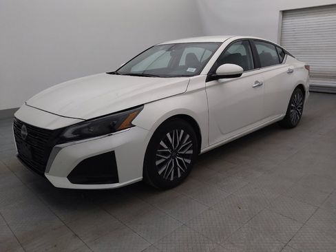 Used 2023 Nissan Altima 2.5 SV image 2