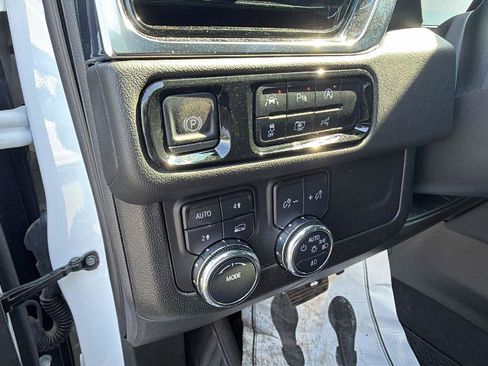 Used 2025 GMC Yukon XL Denali AWD/4WD image 18