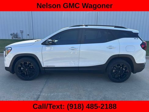 Used 2022 GMC Terrain SLE w/ Driver Convenience Package FWD image 8