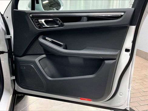 Used 2025 Porsche Macan image 29