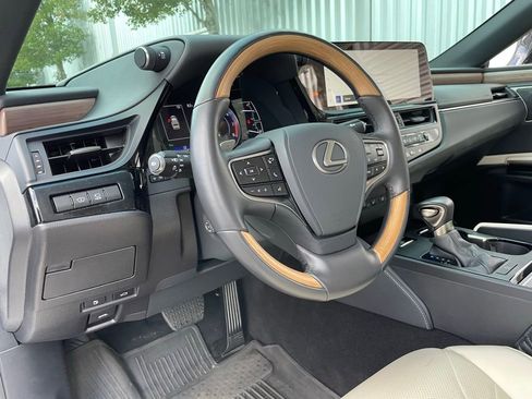 Used 2025 Lexus ES 350 Ultra Luxury w/ Accessory Package (Z2) image 9