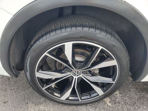 Certified 2022 Volkswagen Tiguan SEL R-Line image 9
