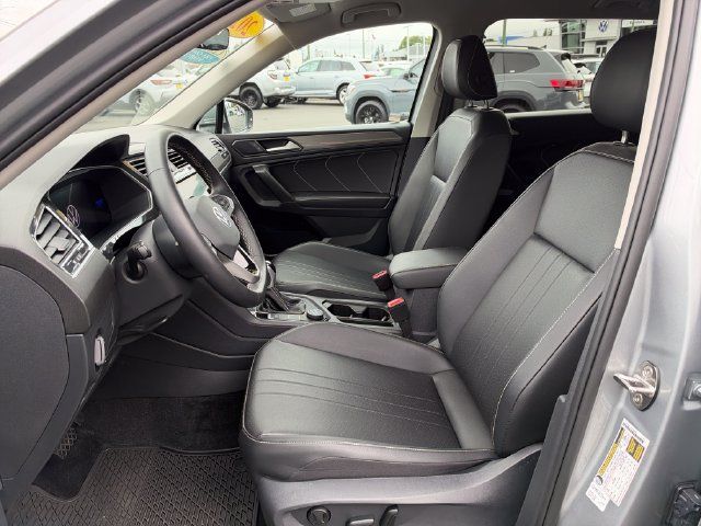 Used 2023 Volkswagen Tiguan SE AWD/4WD image 15