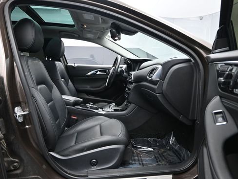 Used 2017 INFINITI QX30 Premium w/ Technology Package image 31