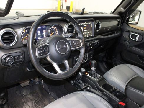 Used 2019 Jeep Wrangler Unlimited Sahara image 15