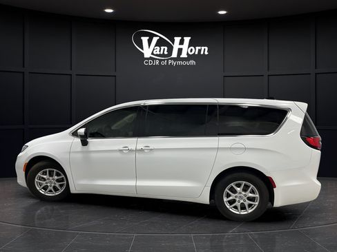 Used 2023 Chrysler Pacifica Touring-L FWD image 4