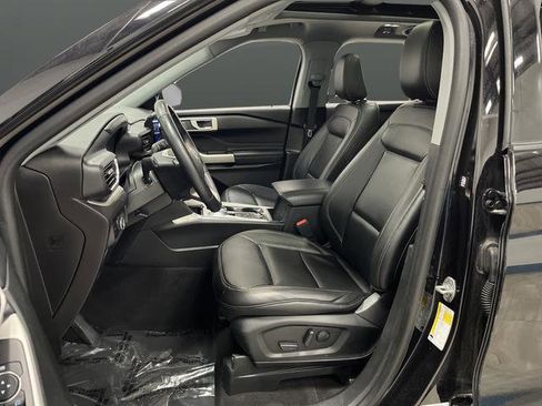 Used 2023 Ford Explorer XLT AWD/4WD image 4