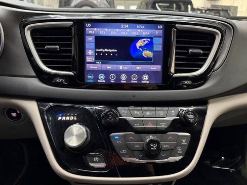 Used 2020 Chrysler Pacifica Touring w/ Advanced Safetytec Group FWD image 26