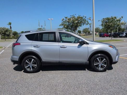 Used 2018 Toyota RAV4 XLE FWD image 3
