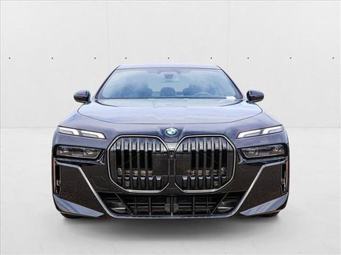 Used 2025 BMW 760i xDrive AWD/4WD image 2