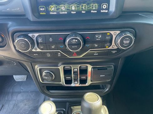 Used 2022 Jeep Gladiator Overland w/ Cold Weather Group AWD/4WD image 17