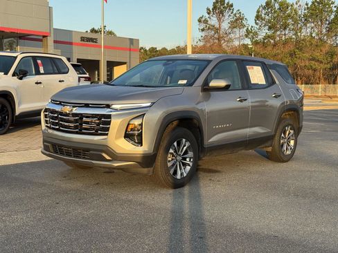 Used 2025 Chevrolet Equinox LT image 2