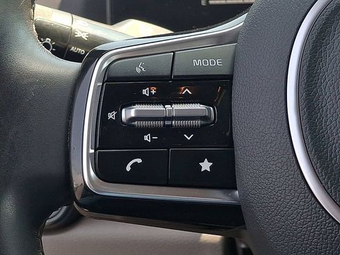 Certified 2025 Kia Carnival FWD image 17