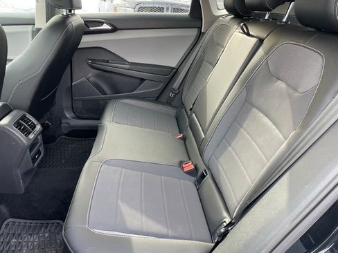 Used 2022 Volkswagen Taos SE image 9