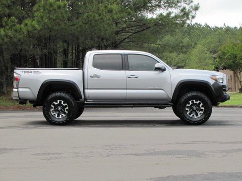 Used 2020 Toyota Tacoma TRD Off-Road RWD image 4