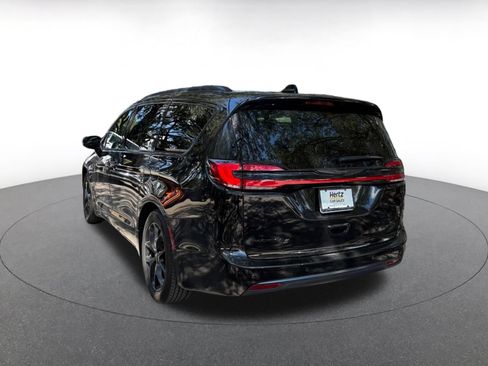 Used 2025 Chrysler Pacifica Limited FWD image 5