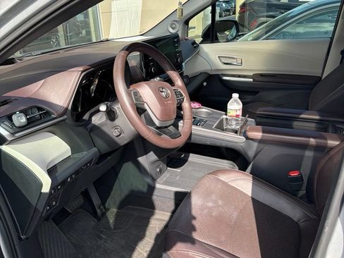 Used 2021 Toyota Sienna Platinum FWD image 8