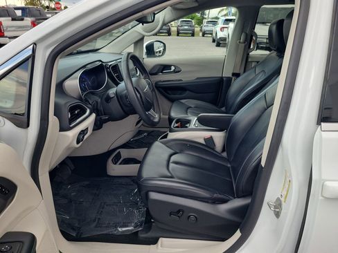 Used 2023 Chrysler Pacifica Touring-L FWD image 18