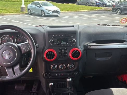 Used 2018 Jeep Wrangler Unlimited Sahara w/ Connectivity Group AWD/4WD image 12