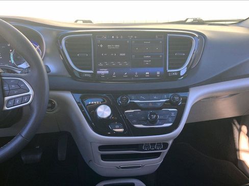 Used 2023 Chrysler Pacifica Touring-L image 6