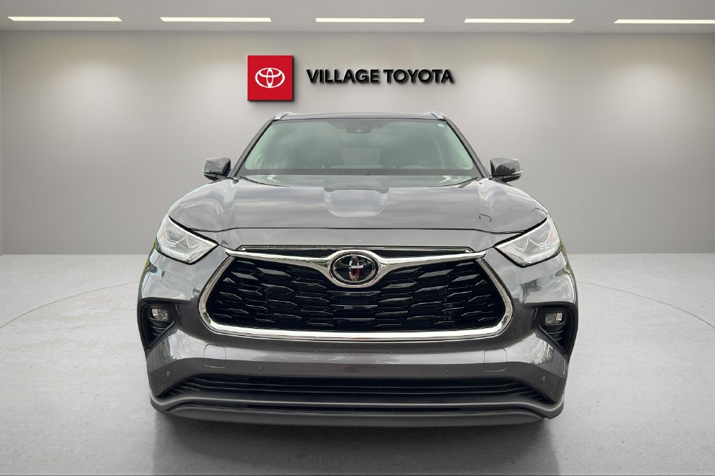 Used 2025 Toyota Highlander Limited FWD image 8