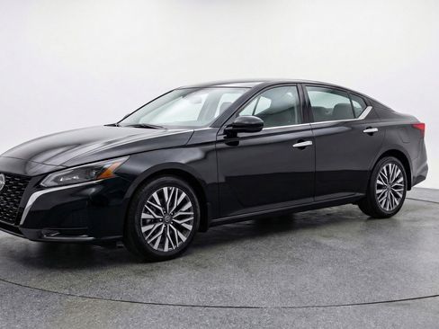 Used 2025 Nissan Altima 2.5 SV image 3