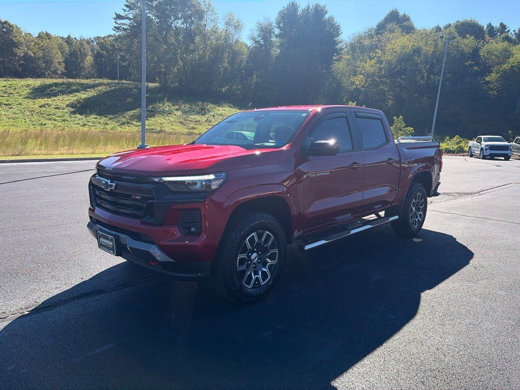 Used 2023 Chevrolet Colorado Z71 w/ Z71 Convenience Package 2 AWD/4WD image 4
