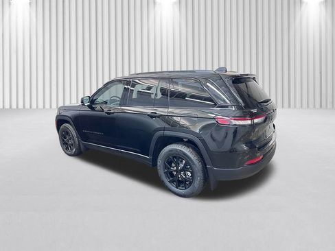 New 2025 Jeep Grand Cherokee Laredo image 7