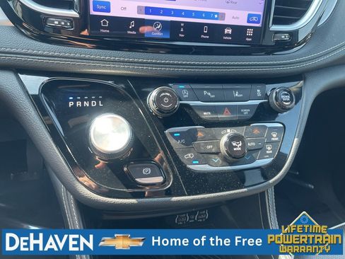 Used 2025 Chrysler Pacifica Limited FWD image 16