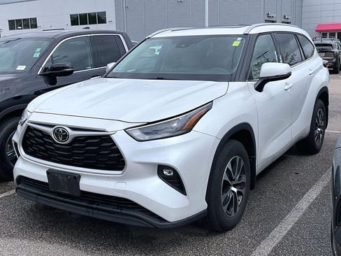 Used 2022 Toyota Highlander XLE AWD/4WD image 3