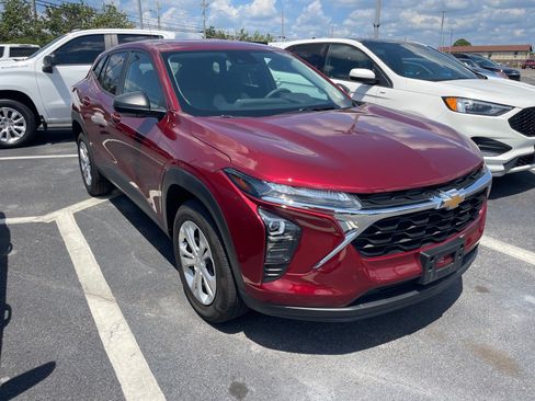 Used 2025 Chevrolet Trax LS w/ Driver Confidence Package FWD image 3