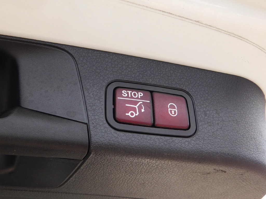 Used 2021 Mercedes-Benz GLB 250 4MATIC w/ Premium Package image 9