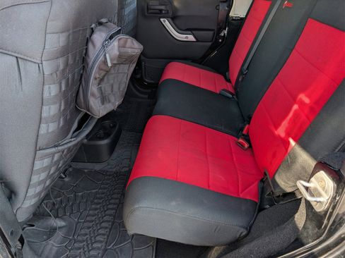 Used 2013 Jeep Wrangler Unlimited Rubicon image 24