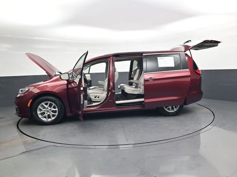 Used 2021 Chrysler Pacifica Touring-L image 44