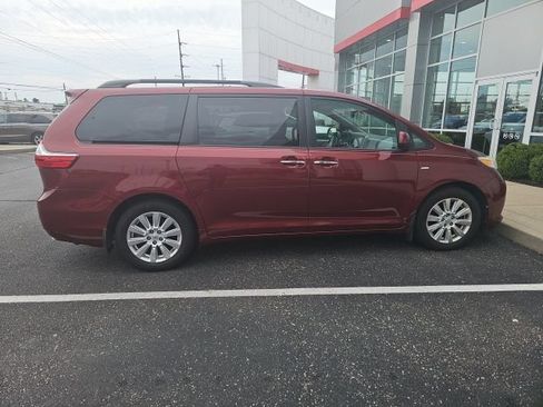 Used 2017 Toyota Sienna XLE w/ XLE Navigation Package AWD/4WD image 15