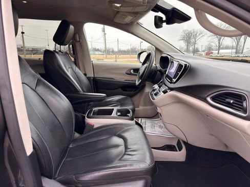 Used 2022 Chrysler Pacifica Touring-L image 45