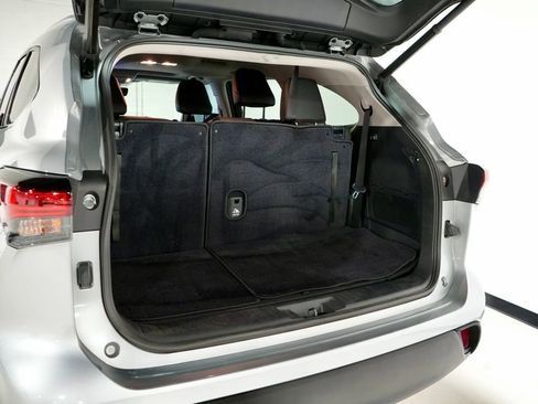 Used 2023 Toyota Highlander XLE image 10