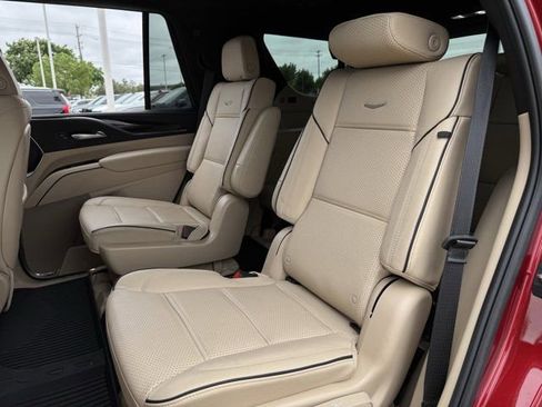 Used 2024 Cadillac Escalade Premium Luxury RWD image 33